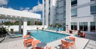 Home2 Suites by Hilton Ft. Lauderdale Airport-Cruise Port - Dania Beach - Piscina