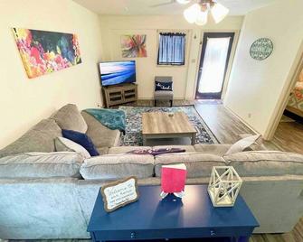 Cheerful Watercolors in 2BR Cottage - Port Neches - Living room