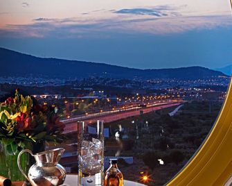 Holiday Inn Athens - Airport By IHG - Spata - Balcón
