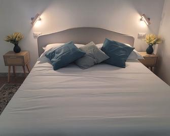 Charming 2-bedroom apartment with WiFi, AC in welcoming Lido di Ostia - Lido di Ostia - Chambre