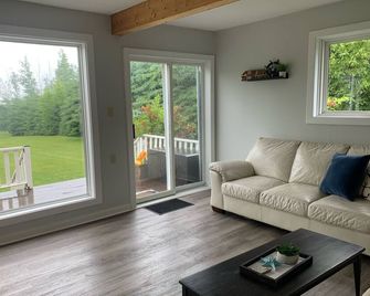 Family Friendly Cottage with Waterfront Access in beautiful Tyne Valley - Wellington - Living room