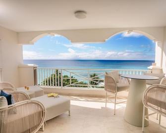 O2 Beach Club And Spa - بريدج تاون - شرفة