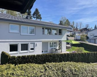 Modern beautiful apartment, with large garden, close to the center and nature - Scheidegg - Gebouw