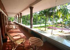 M R Beach And Cottages - Varkala - Balkong