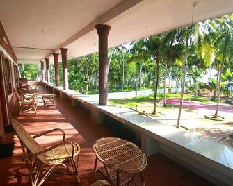 M R Beach And Cottages - Varkala - Balcony