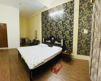 Rn Residency - Varanasi - Schlafzimmer