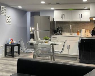 The Cozy Cove - Modern Private Basement Suite with Comfort & Charm, Free Parking, WiFi, Netflix Close to airport & 18 minutes to West Edmonton Mall - Edmonton - Kitchen