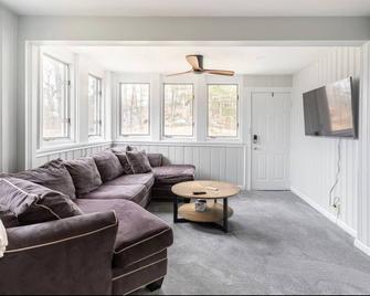 NEW Spacious 5 bedrooms with Public Lake & Beach Access and Kayak! - Greenwood Lake - Living room