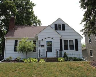 Eat, Shop, Stroll & More! Stay at this Cozy Bungalow in Dubuque! - Dubuque - Building