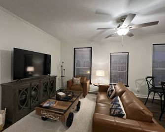 Downtown Historic Hideaway in Gaffney, South Carolina - Gaffney - Вітальня