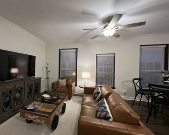 Downtown Historic Hideaway in Gaffney, South Carolina - Gaffney - Вітальня