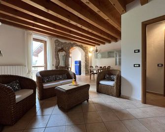 Casa Fornico 2, vista lago e patio - Torri Del Benaco - Wohnzimmer