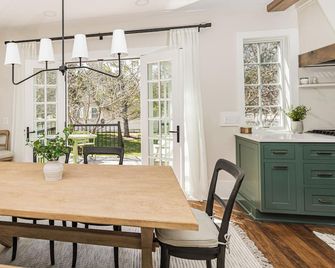 Mosswood Cottage, Main St. Leland, Weekly Rental, Walk to Fishtown, Beach, Shops - Leland - Comedor