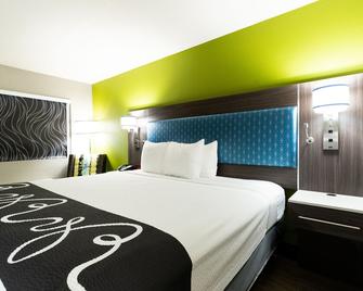 SureStay Plus Hotel by Best Western Point Richmond - Richmond - Bedroom