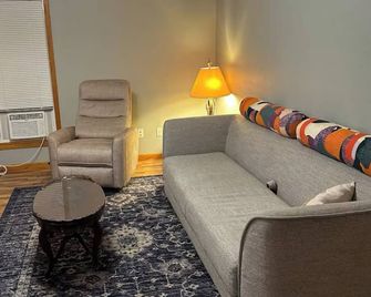 Charming 1-bedroom upstairs apartment in Austin with AC - Austin - Wohnzimmer