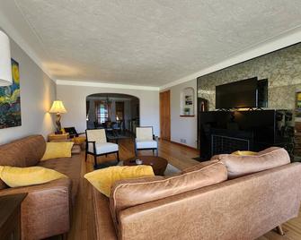 Lakeview Beach Bungalow Lighthouse/3 Beds/Game Room/Pets Entry Ramp available - Lorain - Sala de estar