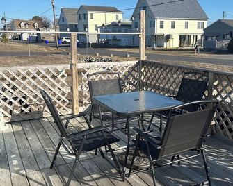 Charming bungalow w water views in Bowers Beach AC WiFi Dover Downs AFB DE Turf - Frederica - Balcón