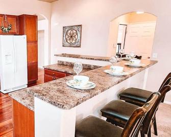 Falcon Retreat! Pet Friendly King Beds - Peyton - Dining room