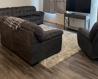 Brand New Duplex Across the road from Devils Lake w/lake access - Warwick - Sala de estar