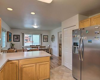 Quaint Ranch Home with Yard in Midtown Anchorage! - Anchorage - Cocina
