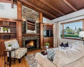 Modern contempary house. - Concord - Living room