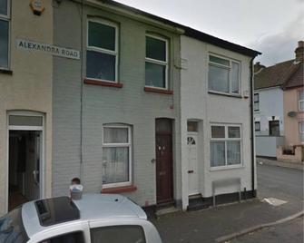 Beautiful 3-Bed House in Chatham - Chatham - Building