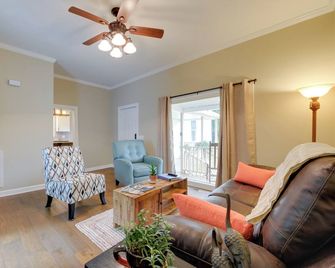 Sweet Southern Pines Abode w/ Yard & Covered Porch - Southern Pines - Obývací pokoj