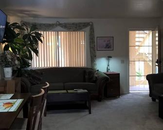 Cozy 1br Condonext To Sun Citiesin Surprise 2nd Flr A 3 Story Bldgnexttoelevator - Surprise - Living room