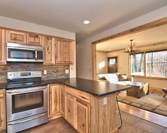 Charming Rustic Cabin, All Newly Renovated, with seasonal Lake View - Pocono Pines - Kitchen