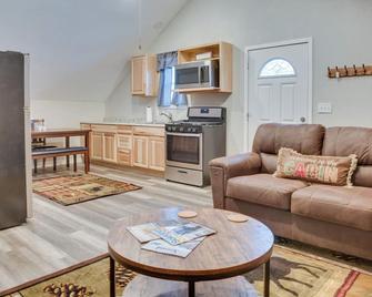 Cozy Soldotna Vacation Rental Near Kenai River! - Soldotna - Living room