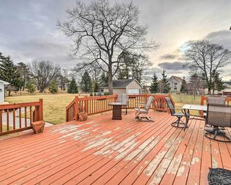 Spacious Michigan Home W/ Private Hot Tub - Gladstone - Patio