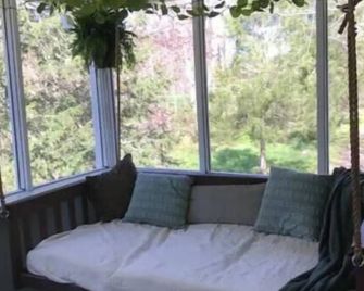 Peaceful Waterfall House -- 2 bedroom hidden treasure - Berkeley Springs - Living room