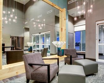 Holiday Inn & Suites Peoria At Grand Prairie By IHG - Peoria - Lounge
