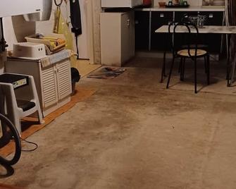 Studio in semi-basement with private access, bedroom, kitchen, WC and shower - Luçon - Küche