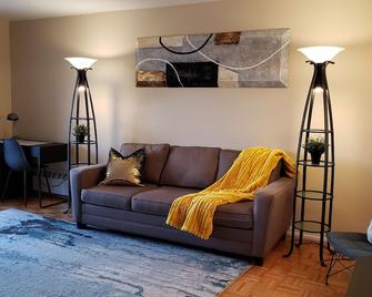 Bright 2 Br Pet Friendly, King Bed, Wifi,2 Parking - Kitchener - Living room