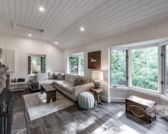 Bright & Modern 4 bdrm cottage on Lake Joe! Boatport + Bunkie! All Day Sun! - Mactier - Living room