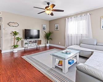 Dearborn Heights Luxury Stay - Close to DTW airport, Dearborn, Downtown Detroit - Dearborn Heights - Living room