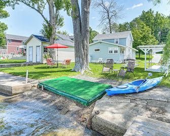 Dock + Kayak: Lakefront Gem on Saratoga Lake - Saratoga Springs - Patio