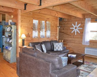 Cozy Pet Friendly Mountain Log Cabin in the Smokies with Deck and fire pit. - Otto - Living room