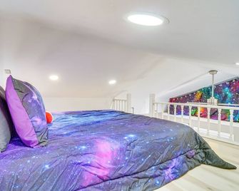 Galactikitty - Quirky Cabin Near Lake Brownwood! - Brownwood