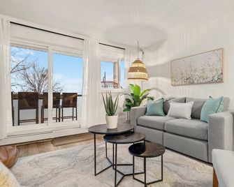 Lakeview Gem | Lakeside Retreat | Stunning Views | - Sylvan Lake - Salon