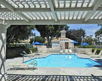 Luxury 2 bedroom condo in LaJolla renovated & fully furnished - 聖地亞哥 - 游泳池