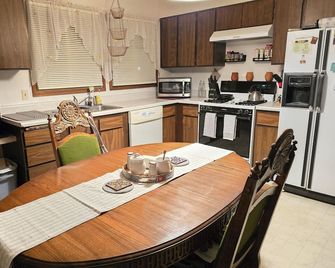 Feel Right at Home in this Charming 3-bedroom house with WiFi, AC, Full Kitchen - Belle Fourche - Cocina