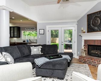 Home in League City, TX with firepit & grill - League City - Obývací pokoj