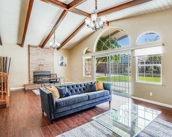 Pool. Spacious 4br/2b. Sf Bay Area - Newark - Living room