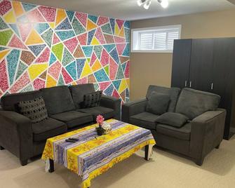 Amazing place to Stay comfortable , Great atmosphere, Easy access . - Edmonton - Living room
