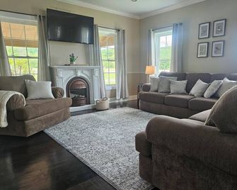 Name: Three Gables brPrivate Setting. Heated Pool. 4 Minutes to Dreams Park. - Cooperstown - Obývací pokoj