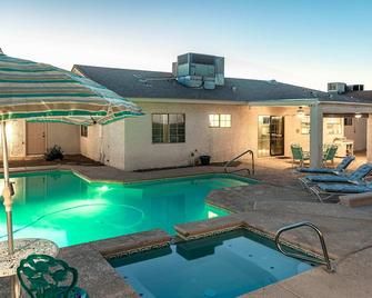 New! Desert Pool & Spa Home, Minutes To Beach! - Lake Havasu City - Bể bơi