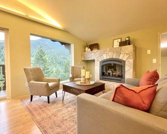 Terra Vista Chalet - Port Angeles - Living room