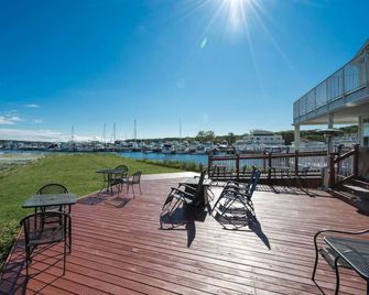 Peninsula Point Cozy Lakefront Condo 1br - Montague - Balcón